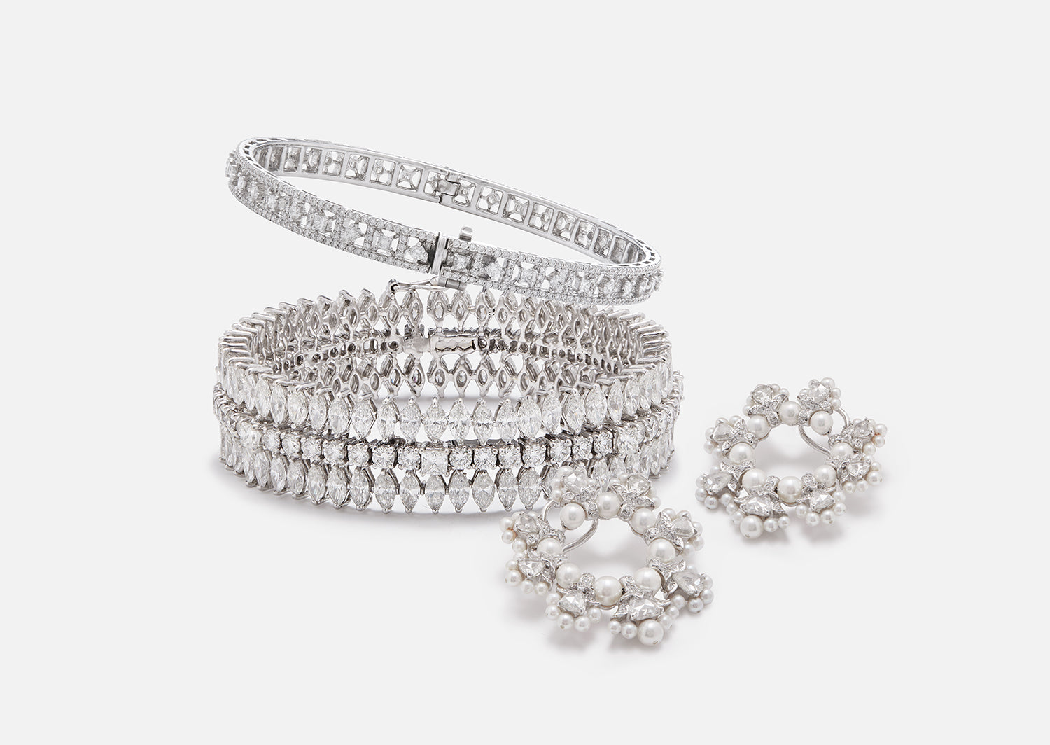 Amrapali Lmatcgondon diamond solid gold bangles and matching dimond and pearl earrings