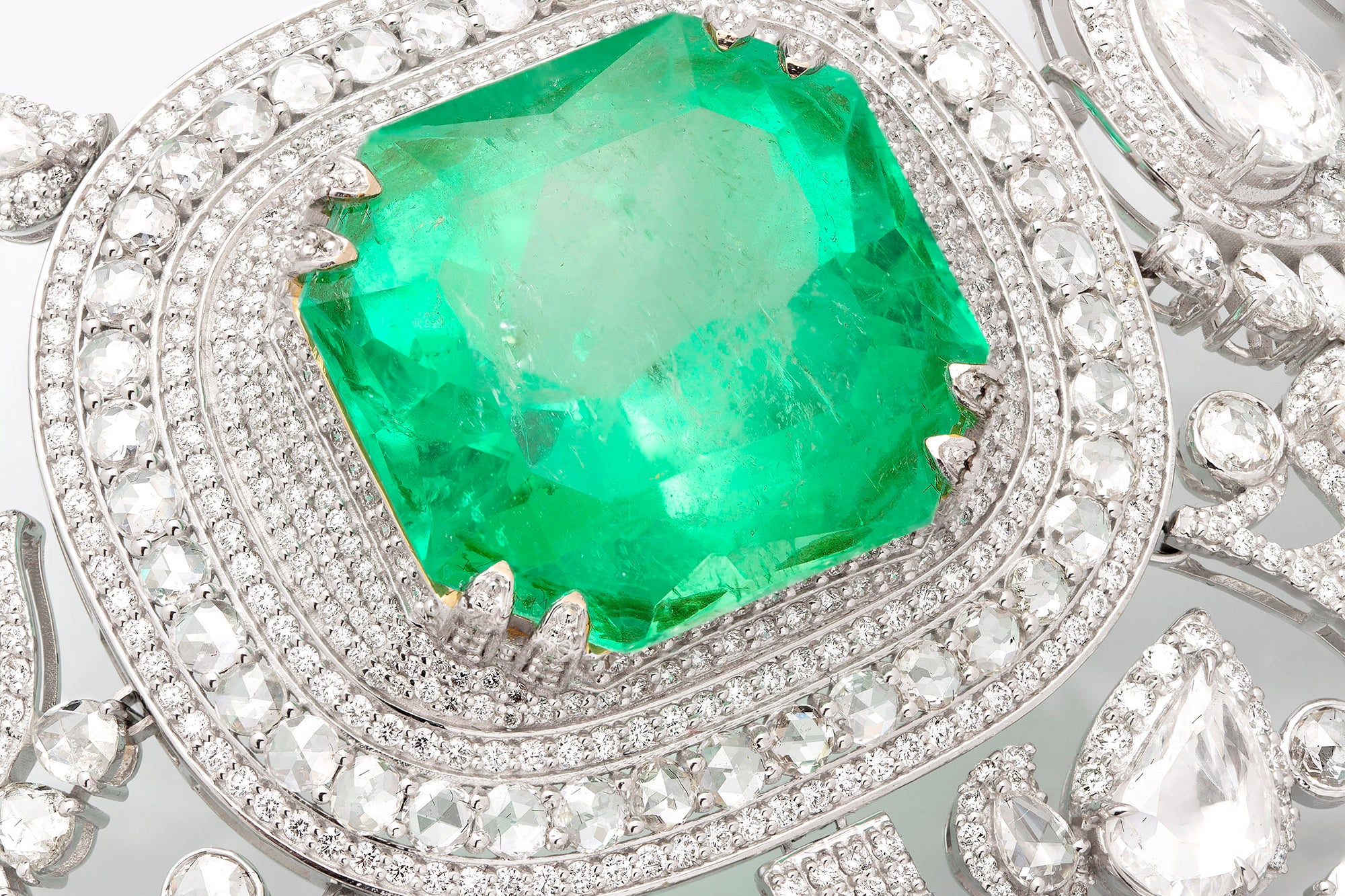 Amrapali London emerald, diamond and solid white gold bridal necklace with close up of large emerald