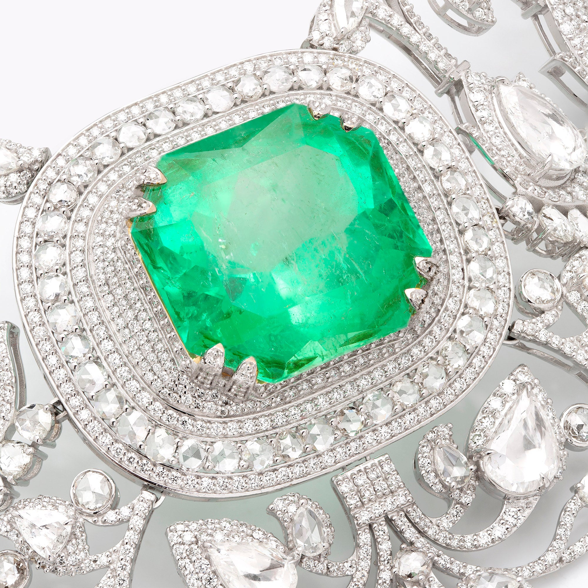 Amrapali London emerald, diamond and solid white gold bridal necklace with close up of large emerald
