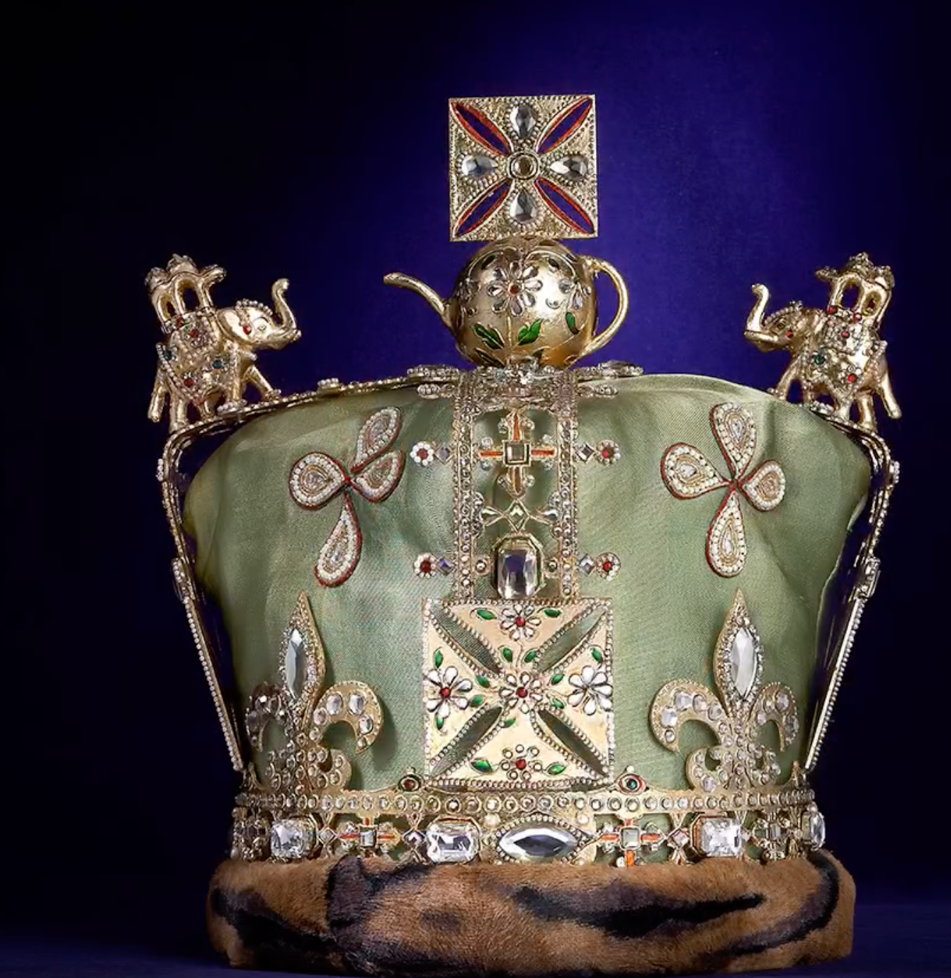 A once in a life time crown crafted by Amrapali to celebrate Queen Elizabeth II Diamond Jubilee. 